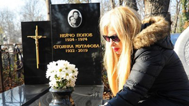 Вандали оскверниха гроба на Стоянка Мутафова